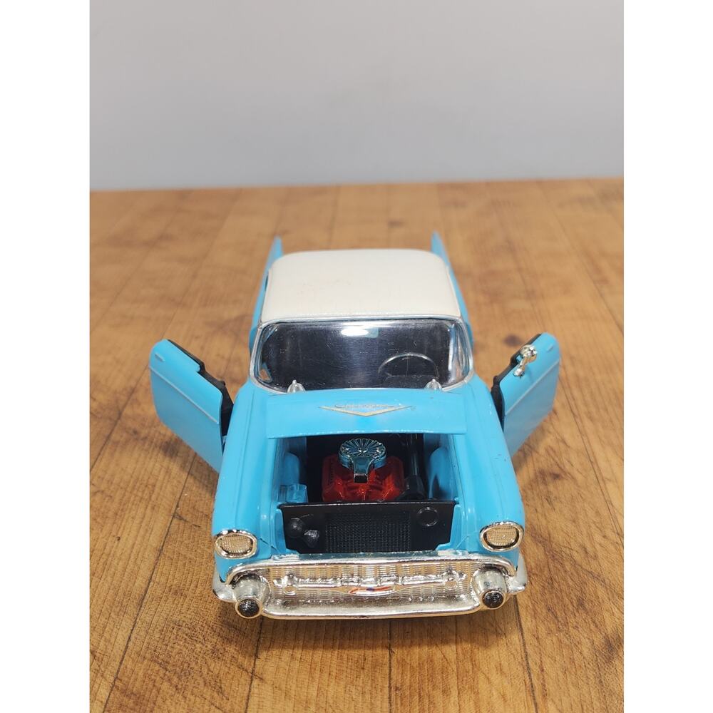Model Car 1:24 - Picture 3 of 6